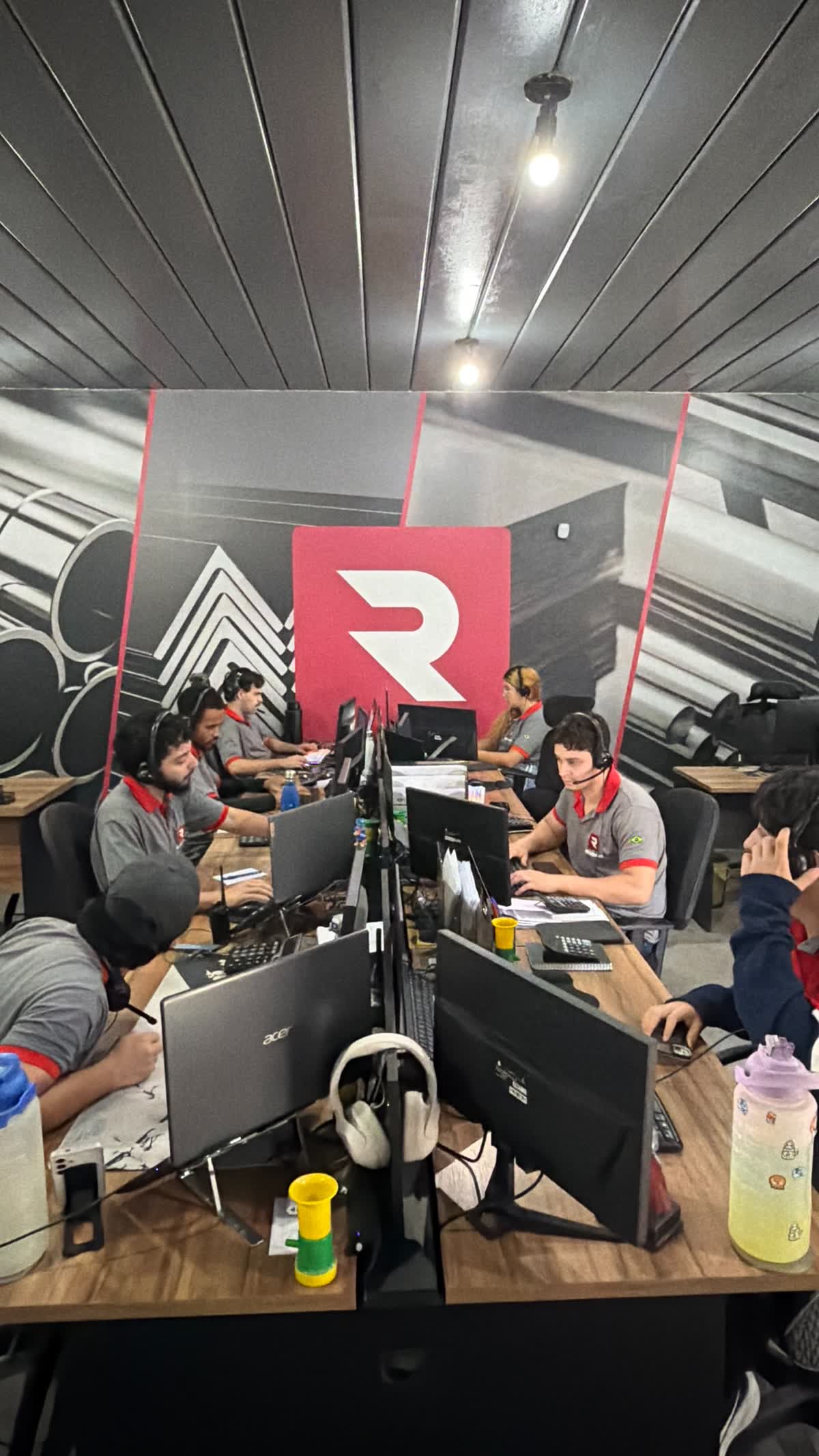 Equipe de vendas da Redinox reunida no escritório com o logo da marca